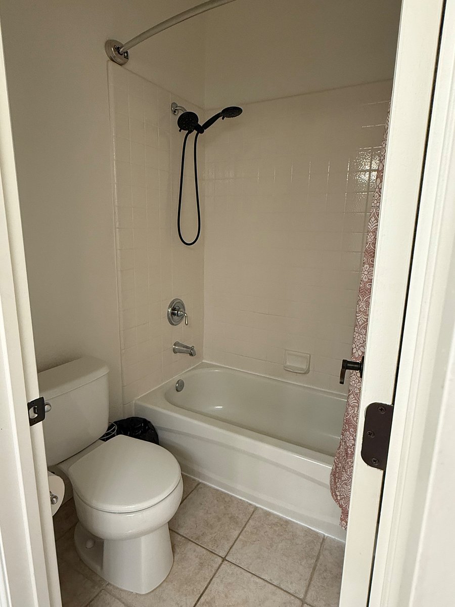 Shared bathroom for bedroom 2&3