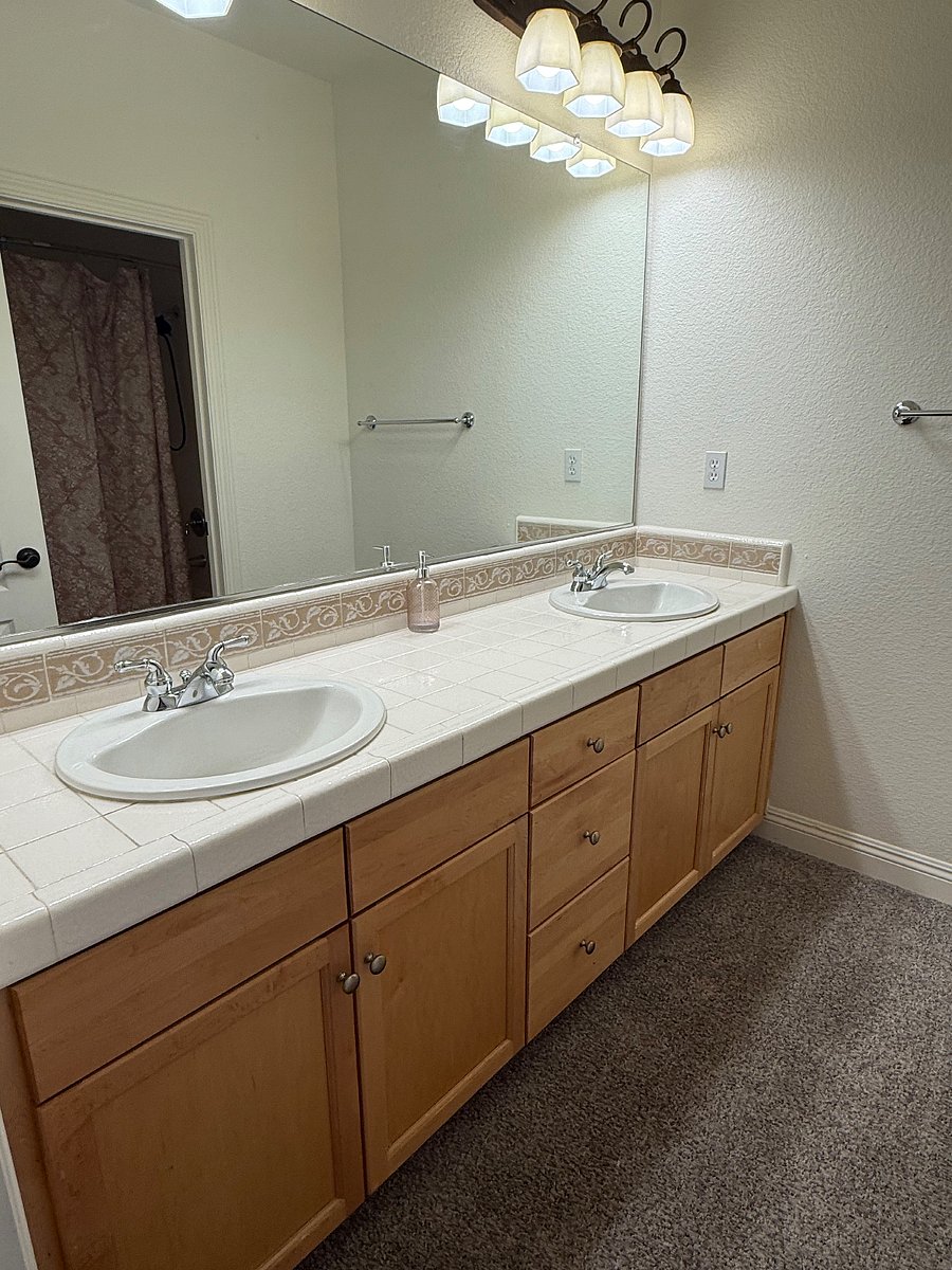 Shared bathroom for bedroom 2 & 3