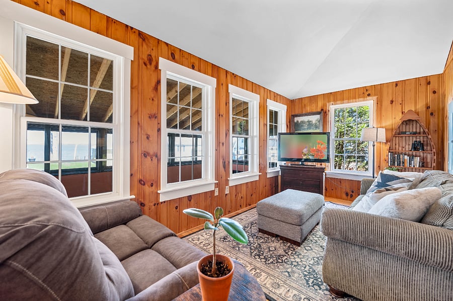 Lake views from living room. TV w/Roku included & fast WiFi
