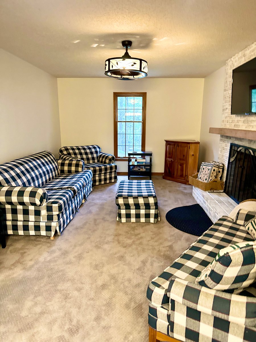 Relaxing family room with Smart TV, wood-burning fireplace and pull-out sofa bed.