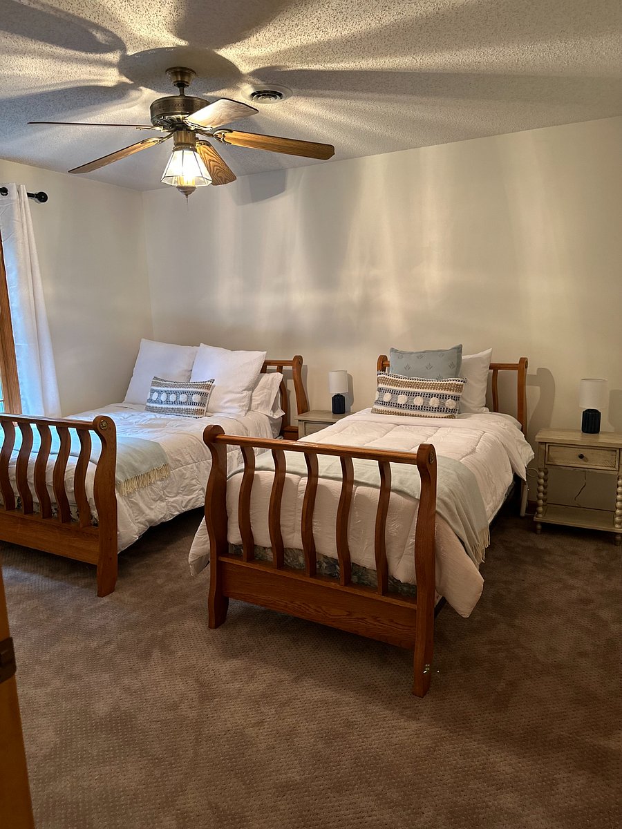 Bedroom 3 with Full-size and Twin bed. Walk-in Closet and Shared bathroom.