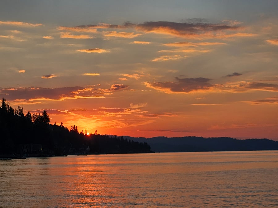 Nearby Hayden Lake is a 5 minute drive.