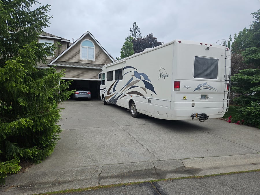 Length of the driveway can accommodate many vehicles.