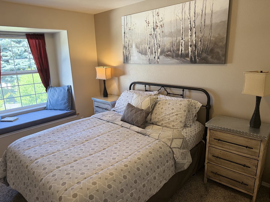 Bedroom 2 - Queen size bed.