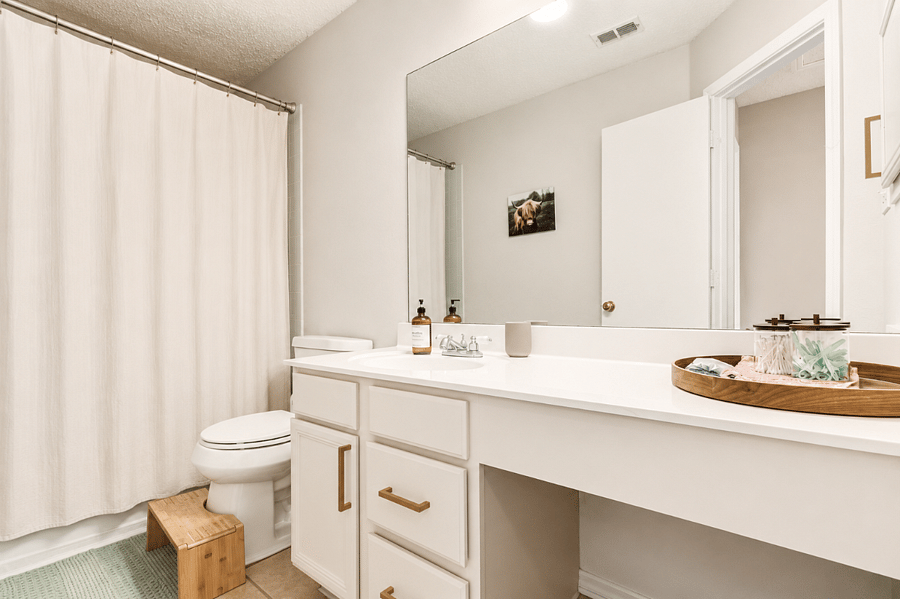 Full bathroom 2