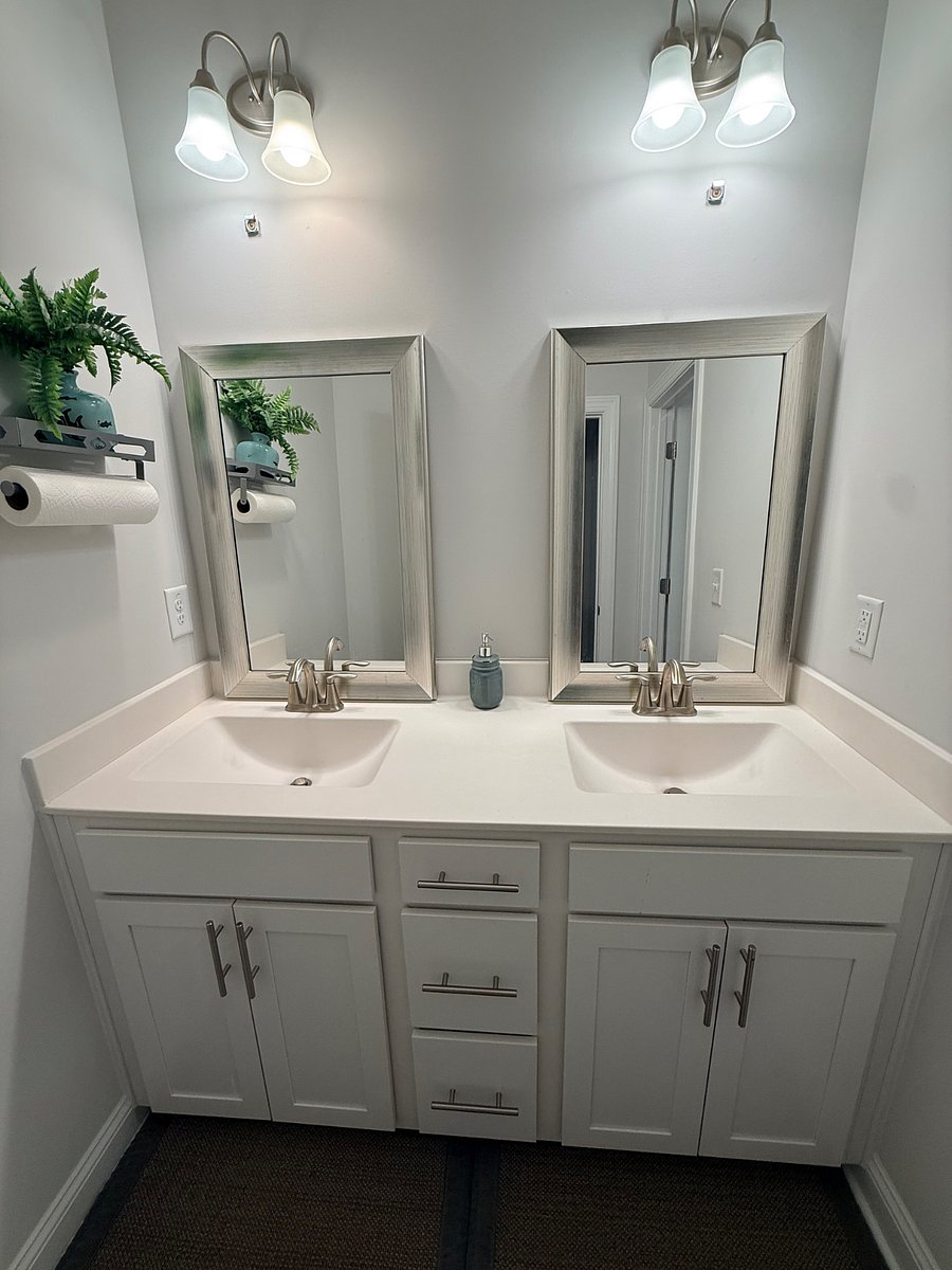 Guest bathroom upstairs