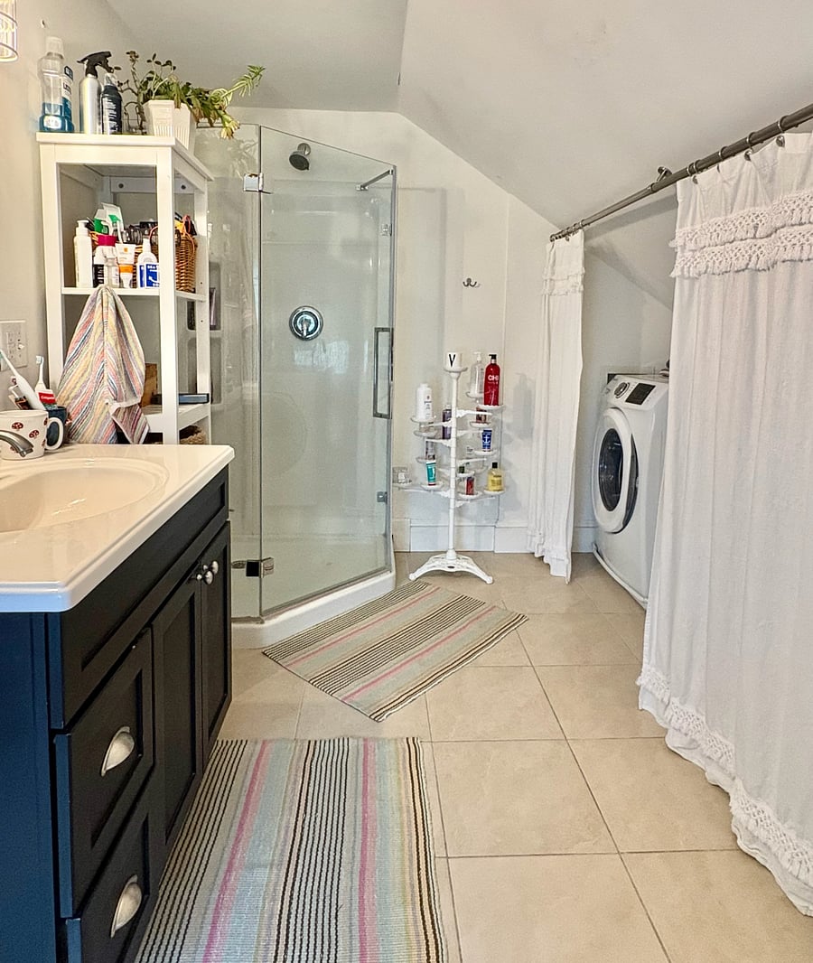 Full bath w full-size washing machine & dryer