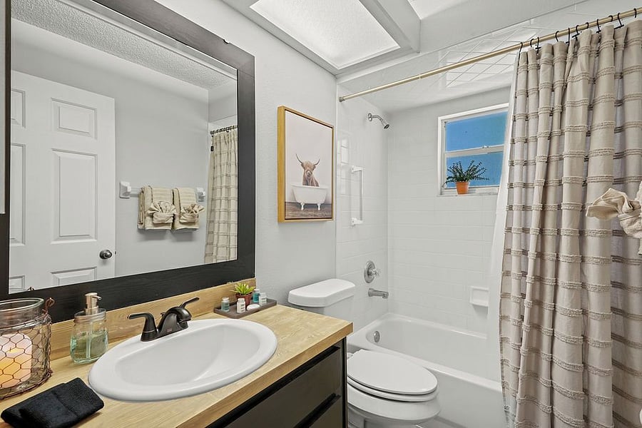 Bathroom 2 - Bathtub/Shower