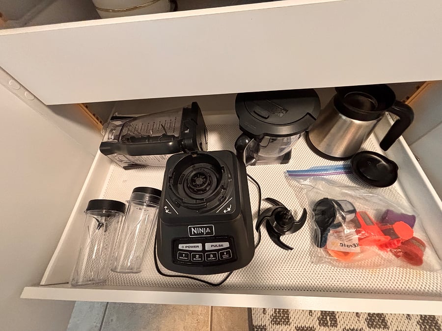Fully equipped kitchen. Ninja blender.