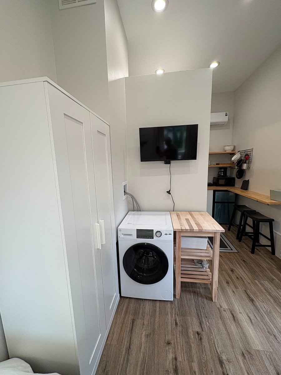 Closet, Washer/Dryer and SmartTV