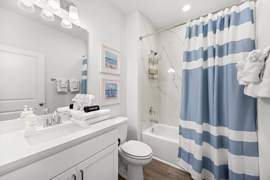 Family Bathroom with shower/tub combo 