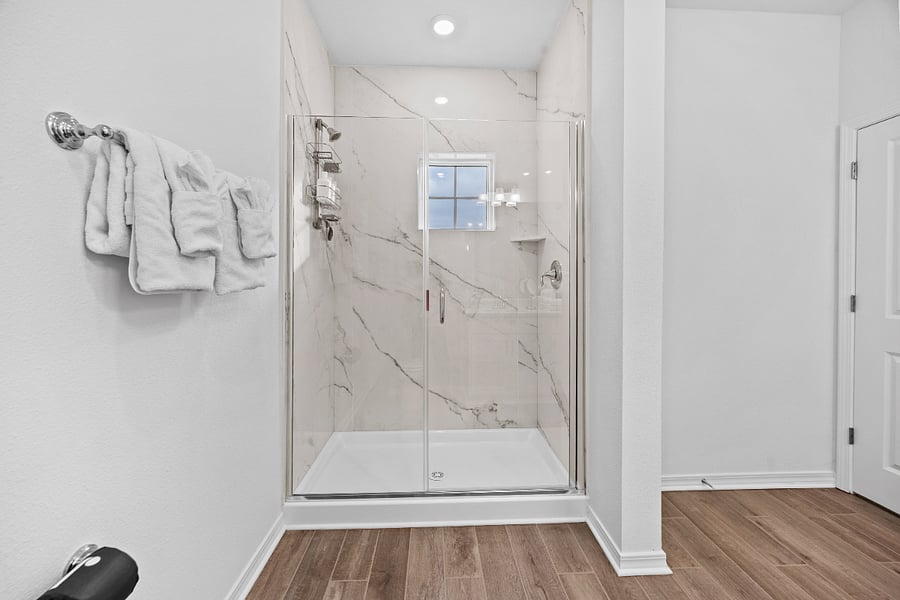 Oversized shower with plenty of soft fluffy towels