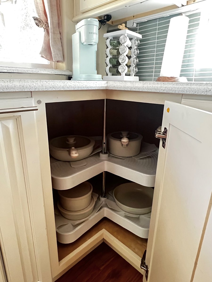 Interchangeable handles on pots and pans 