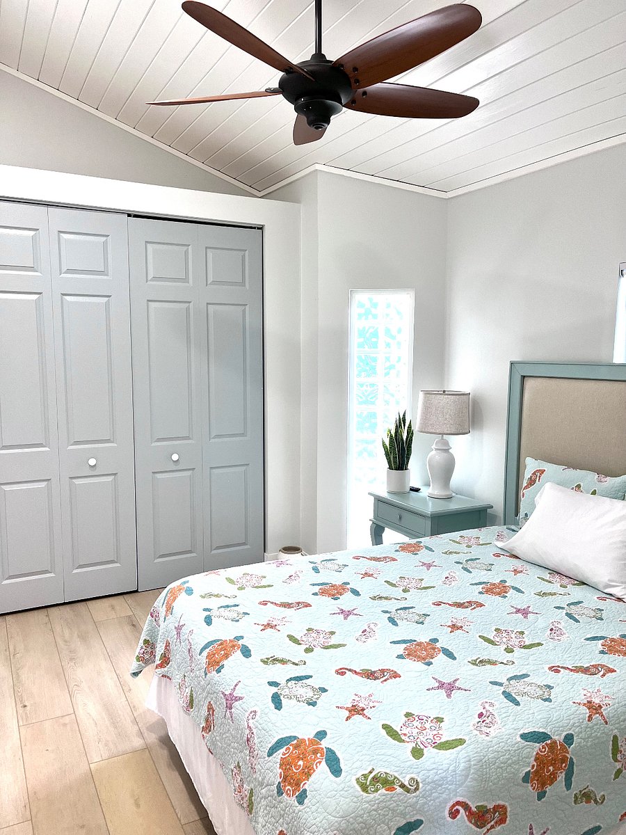 3rd bedroom with queen bed