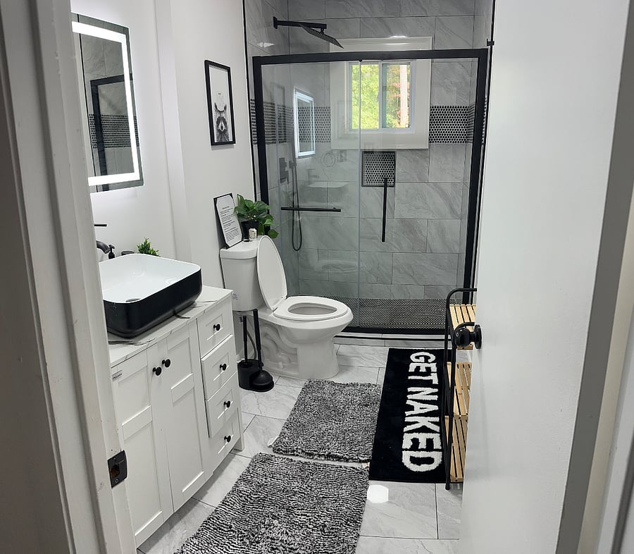 Hallway shared bathroom/ guest bathroom