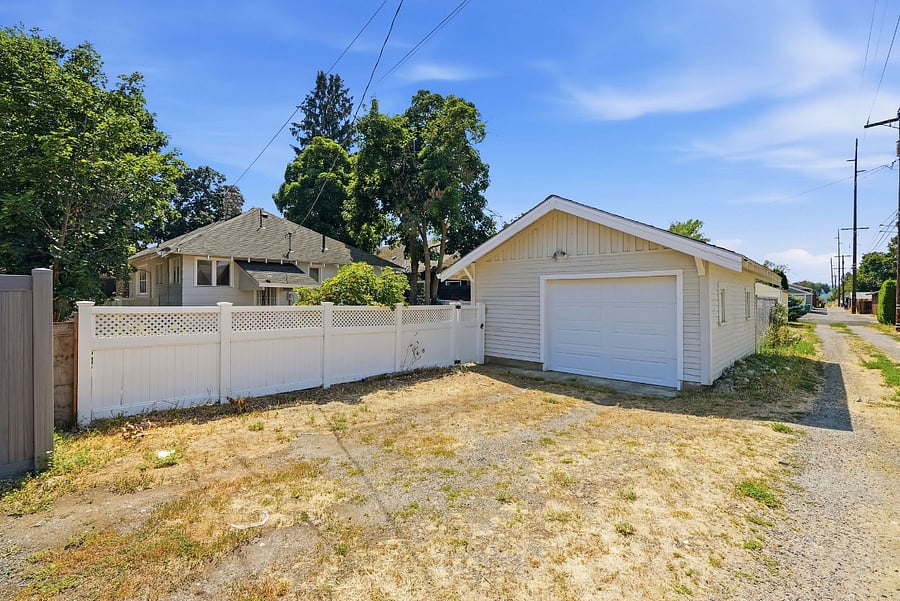 Detached garage