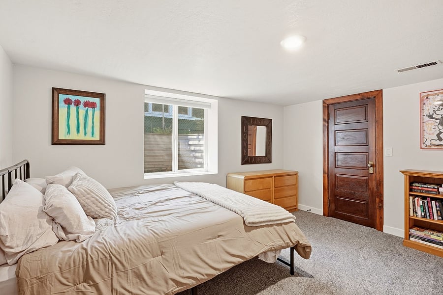 Second downstairs bedroom with queen bed