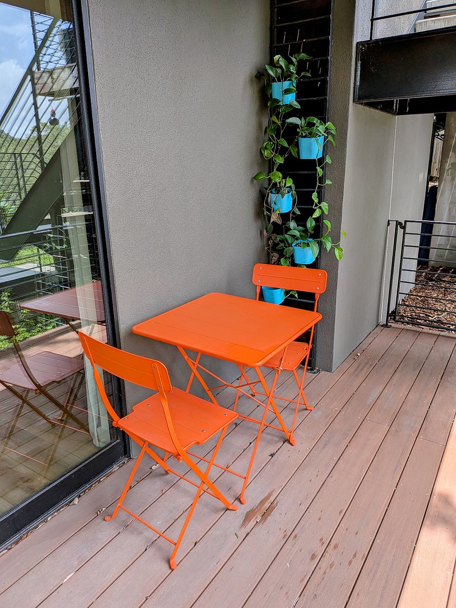 Dine al fresco or catch up on work in the fresh air!