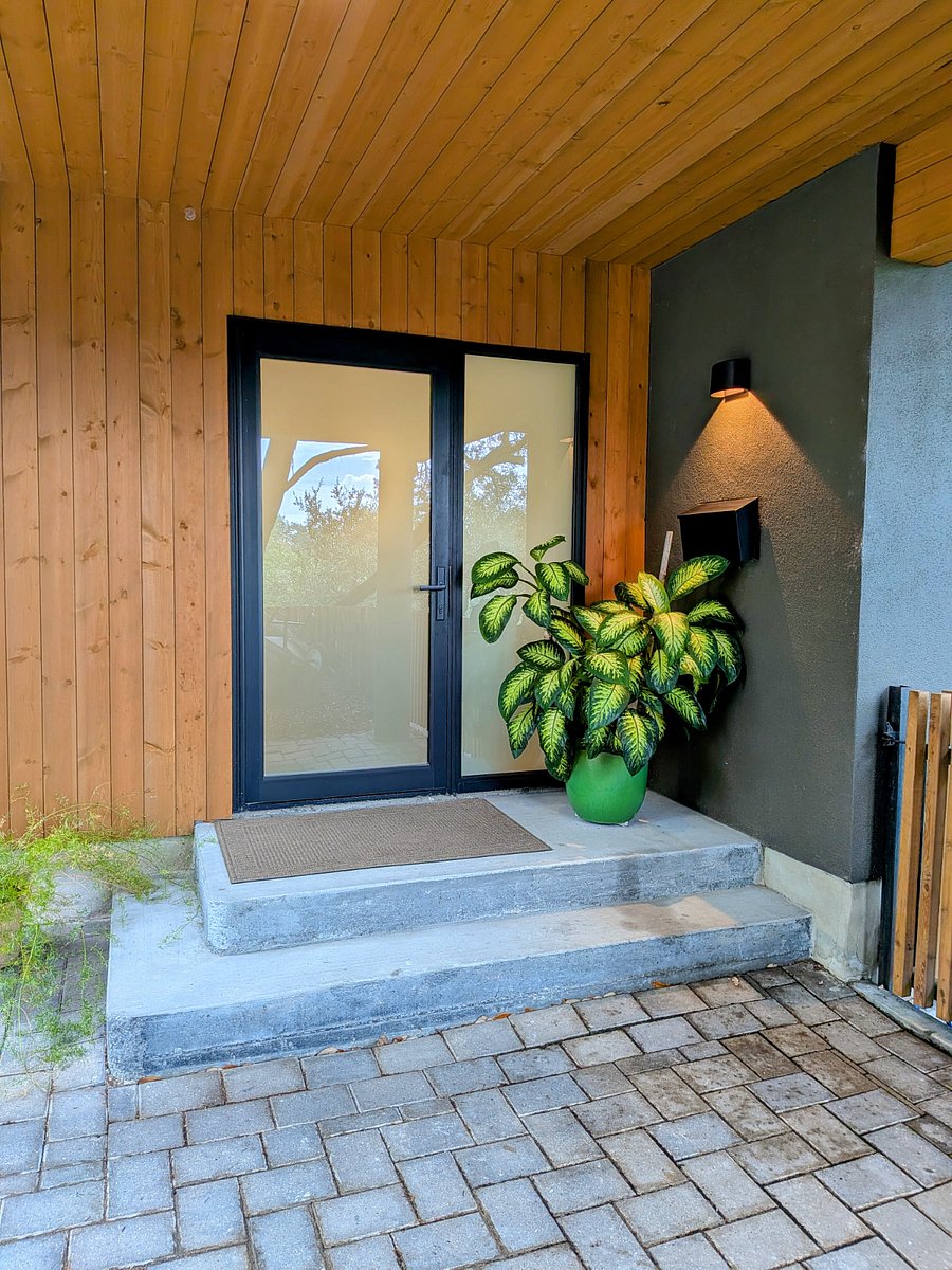 Your private hideaway in Barton Hills awaits!