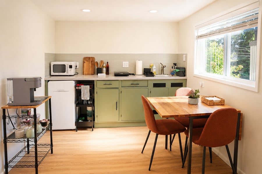 Bright kitchenette with dining area, fully equipped for simple meals and dining for up to 4 people.
