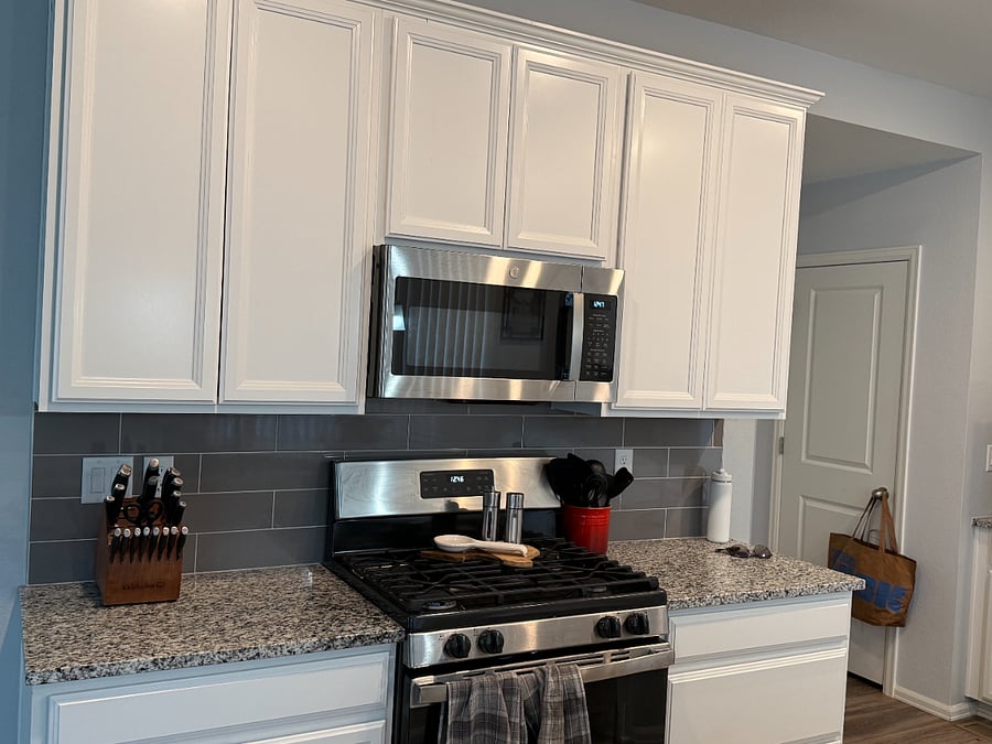 Kitchen: Gas stove, microwave & utensils