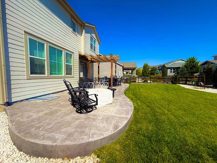Backyard Oasis: Large 4-person outdoor lounge area with a gas firepit; cushions are supplied.