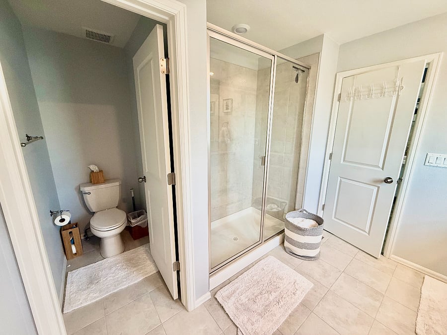 Primary Bathroom: Premium linens supplied.