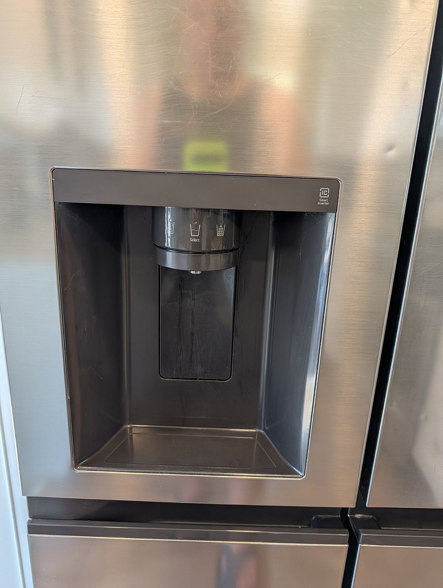 KITCHEN ICE MAKER AND FILTERED WATER