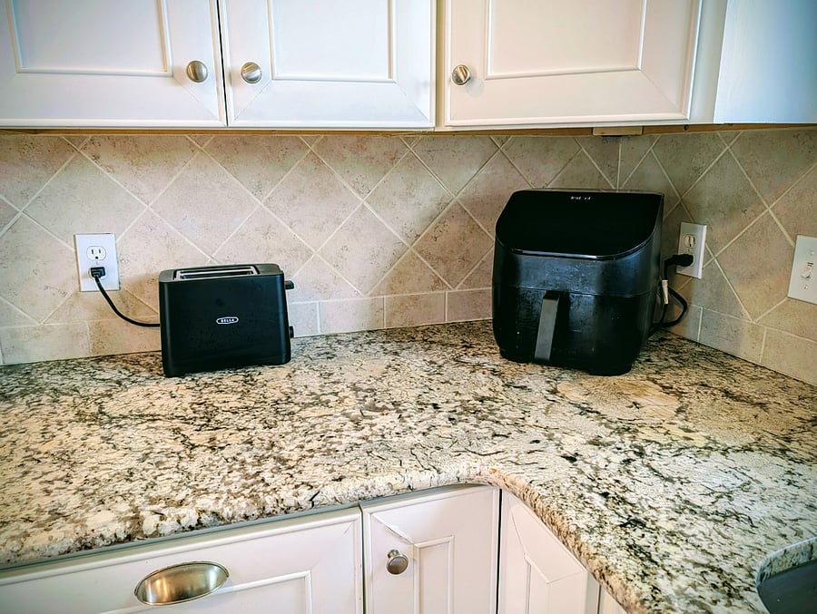 KITCHEN TOASTER AND AIR FRYER
