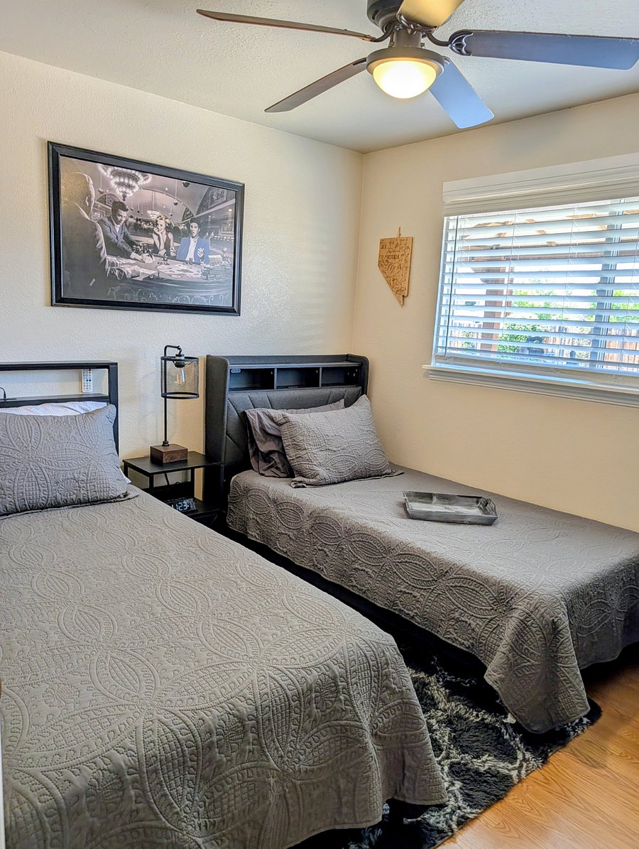 RENO ROOM WITH TWIN BEDS