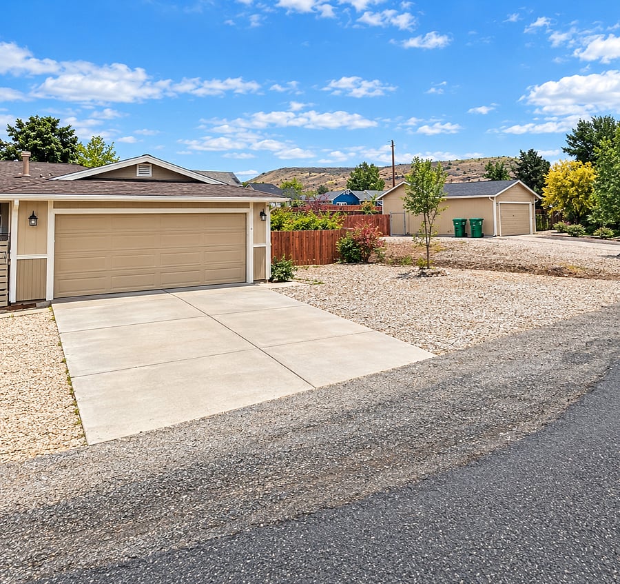 *** Parking Space *****
Plenty of space to park trucks,cars,RVs and boats for your stay right in front of the house .
Very safe area with motion lights