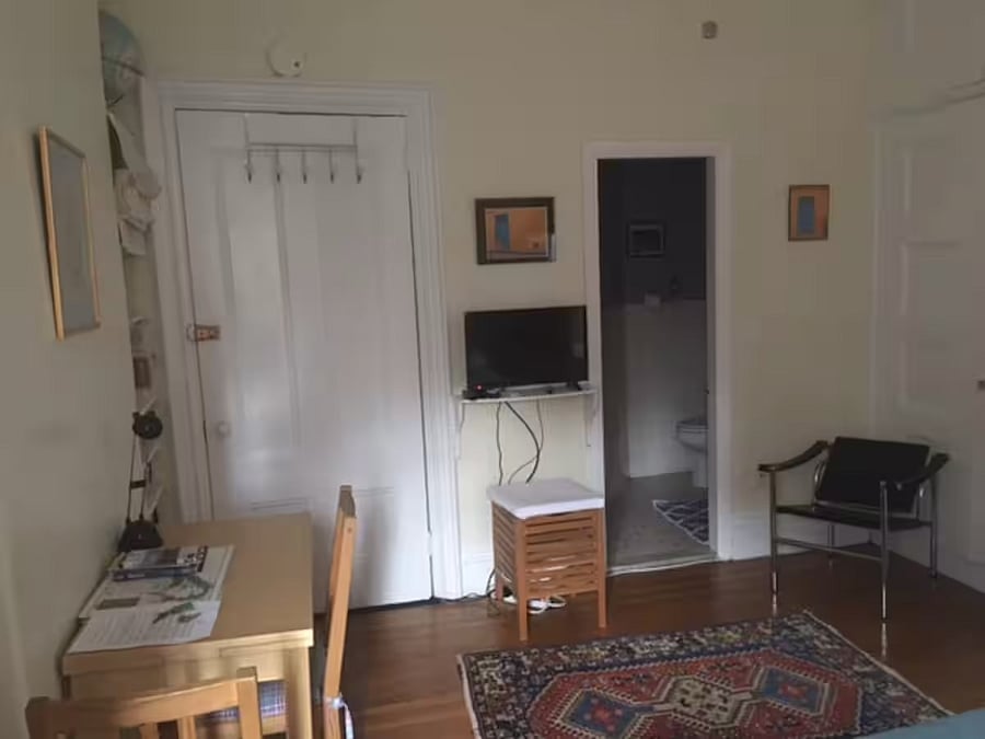 Door from apartment to hallway