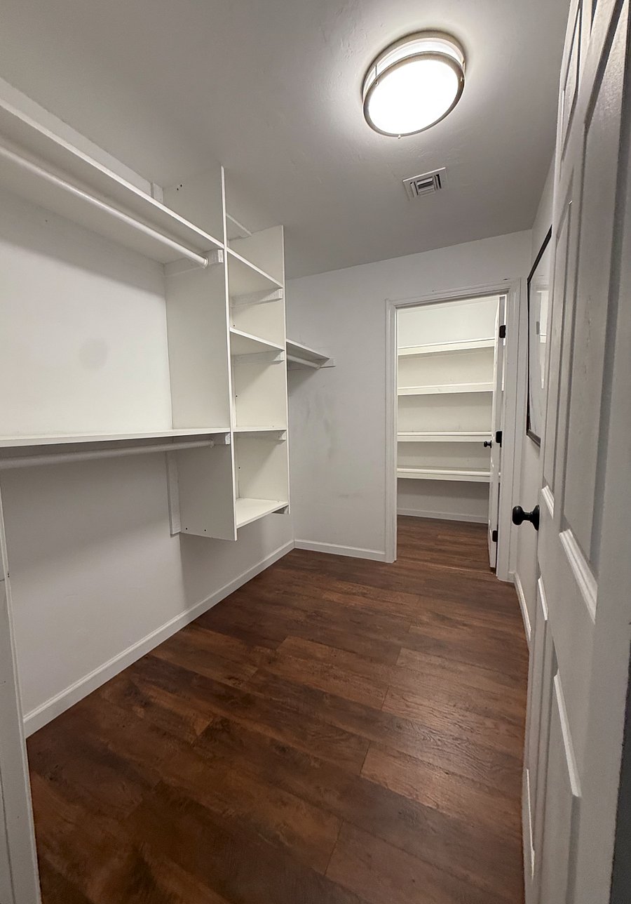 Walk in closet in the bedroom