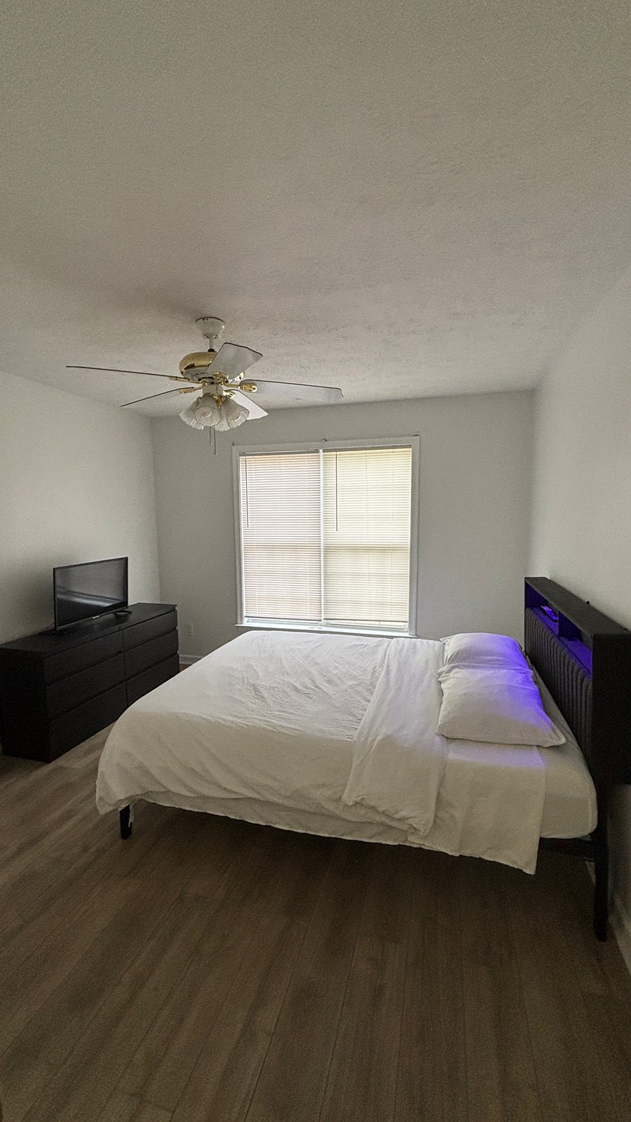 First bedroom with queen size bed