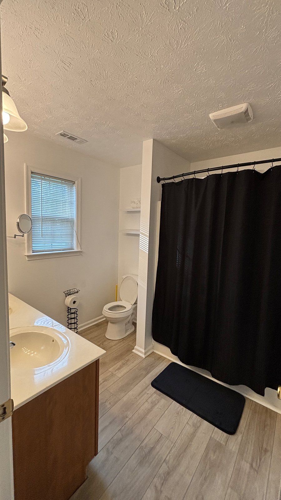 Master bedroom private bathroom 