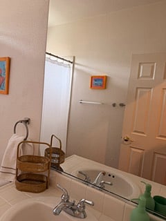 Full bathroom with towels and bathmatts