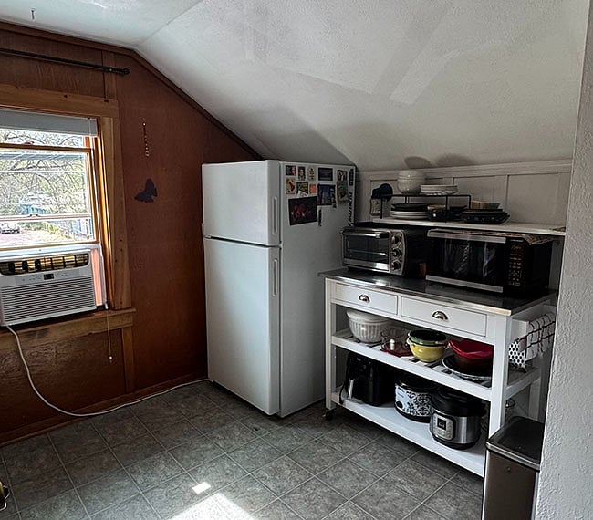 The kitchen has a full-size fridge/freezer, microwave, convection oven, air fryer, crock pot, and instant pot. 