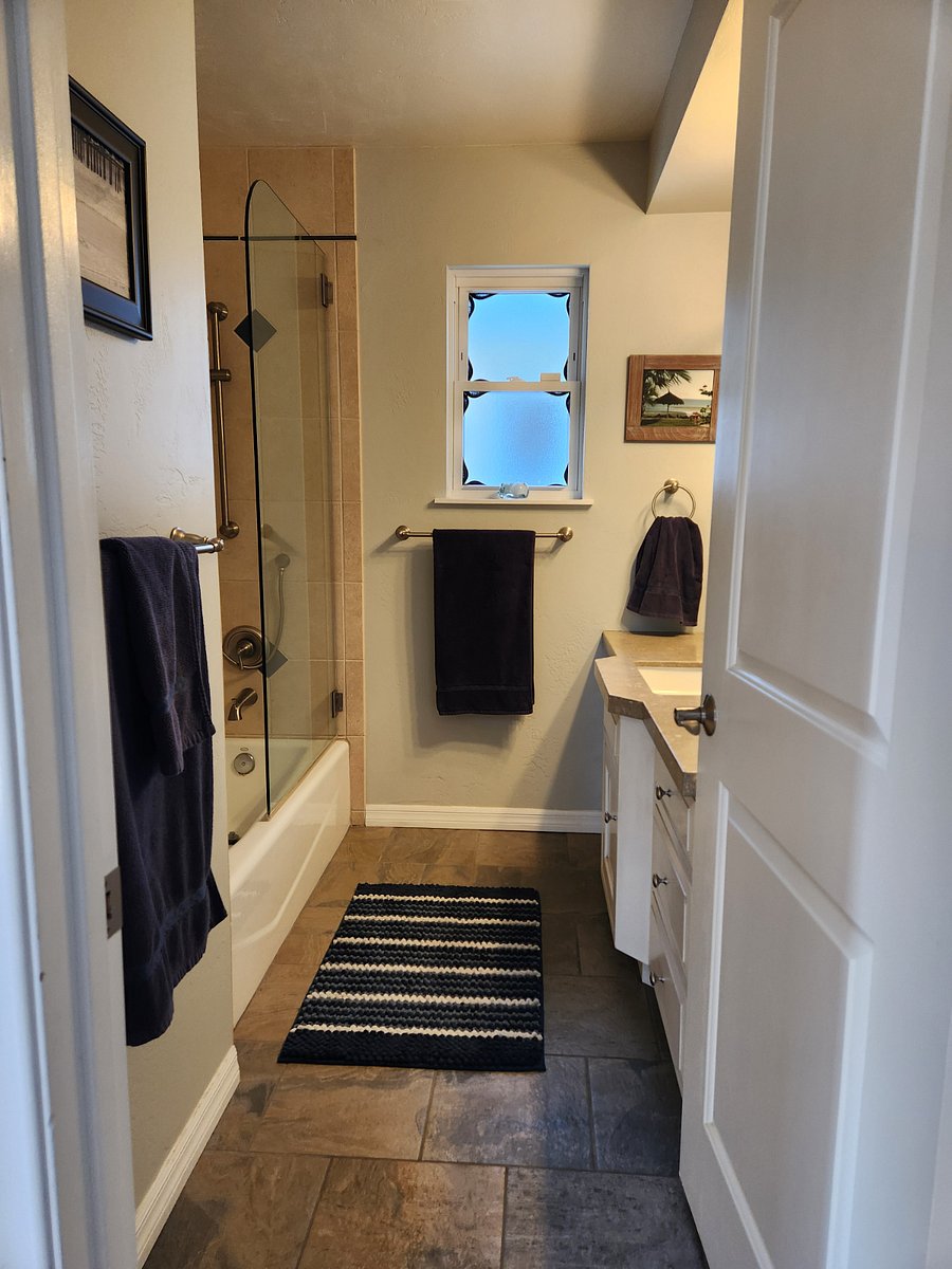 Shared use of larger hallway guest bathroom 