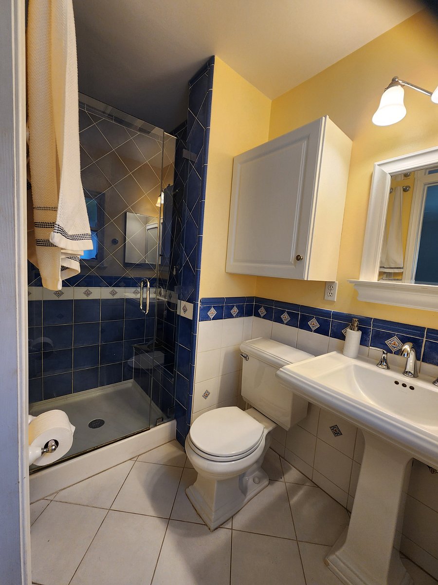 Small ensuite full bathroom 