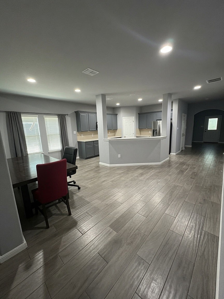 Kitchen and eating area. Open concept