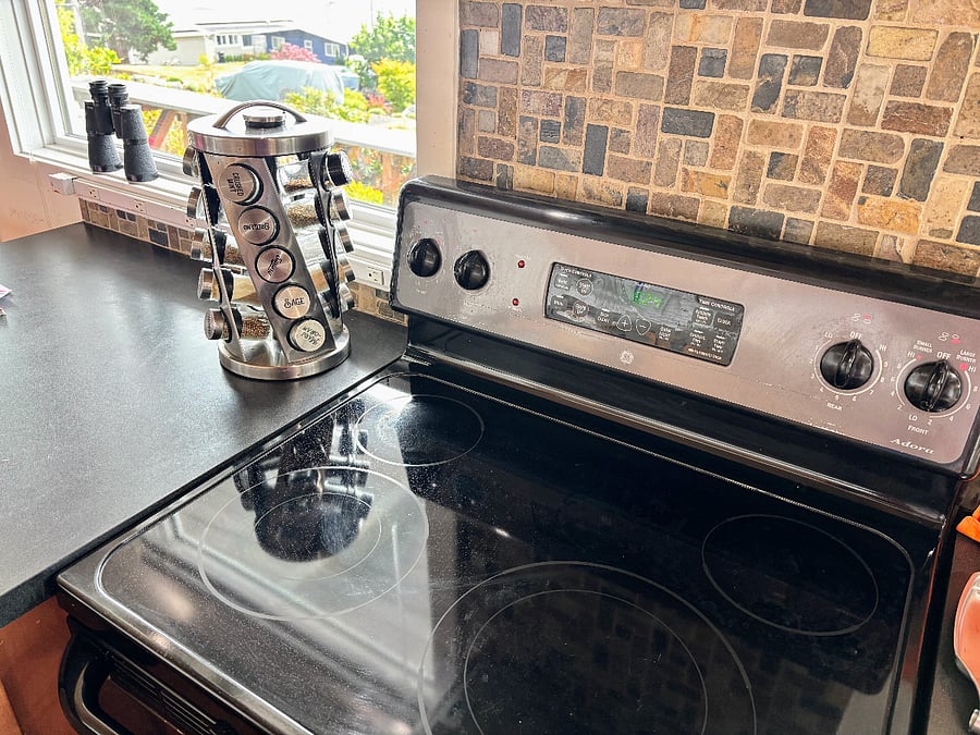 Smoothtop stove, spice rack