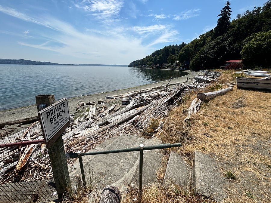 Beach is 100 yards in front of house, good for long walks.  Low bank sandy beach, ideal for launching paddleboards and kayaks. 