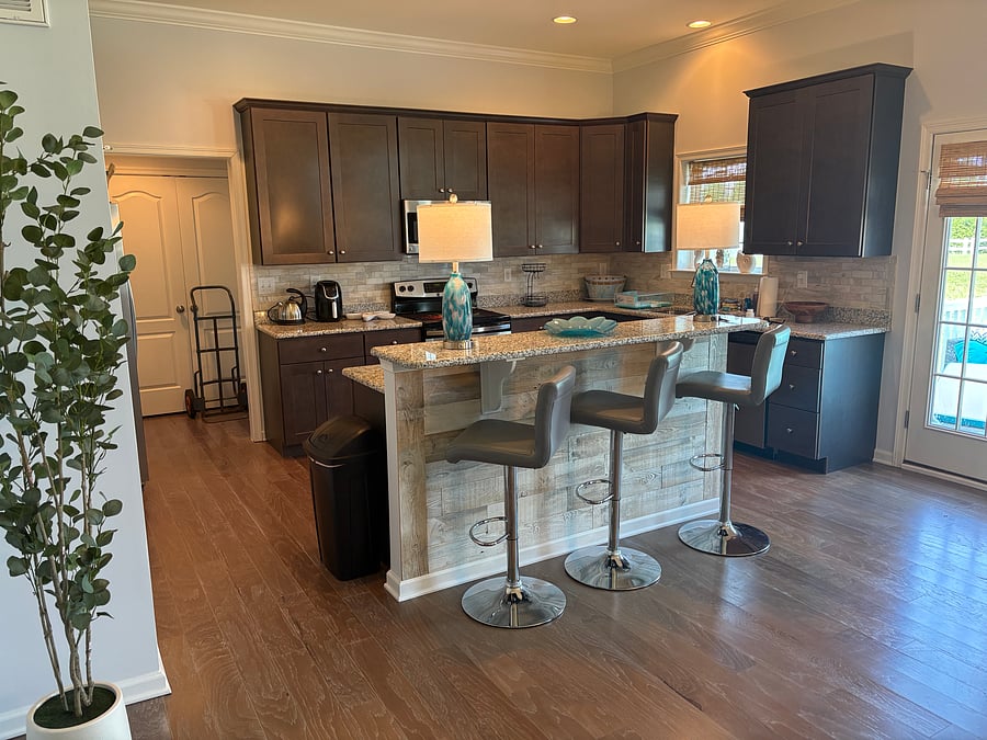 Kitchen breakfast bar