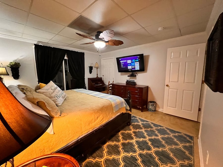 Master Bedroom with King-size Bed and flat screen TV