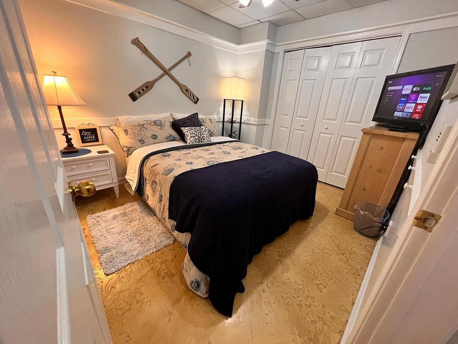 3rd bedroom with queen size bed and TV.