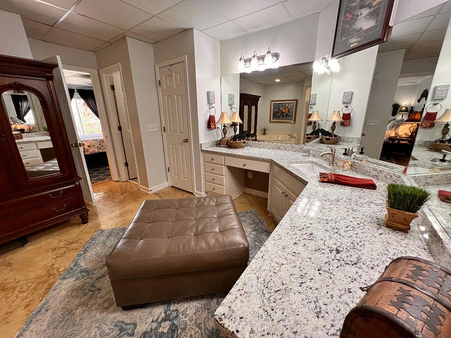 Master bath w/Granite counter tops