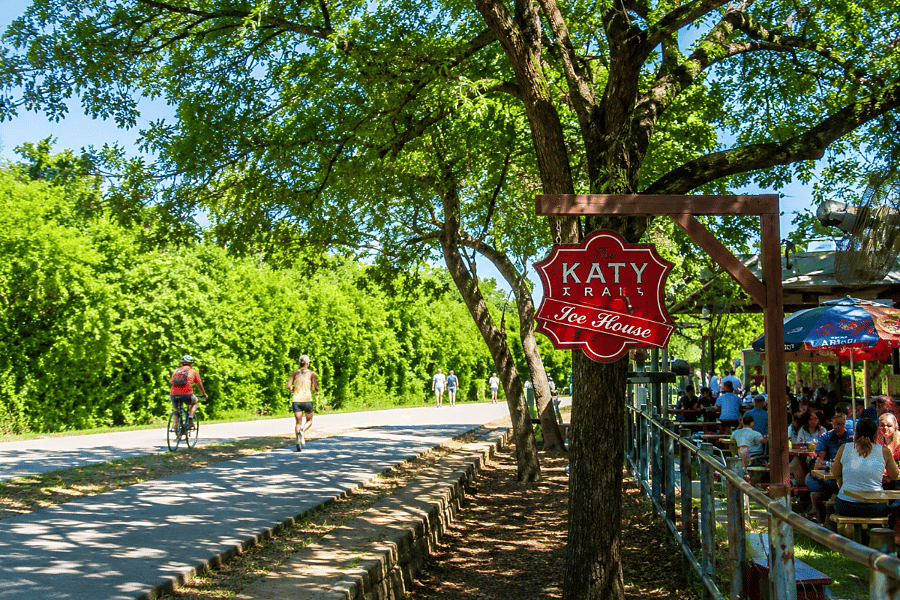 A short distance to walk, jog or bike along Katy Trail and then grab dinner and drinks