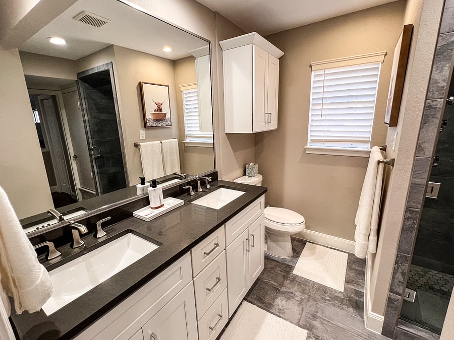 Upstairs Full Bathroom