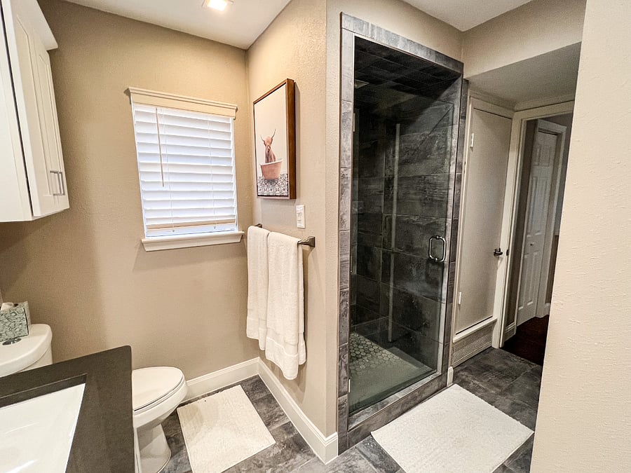 Upstairs Full Bathroom