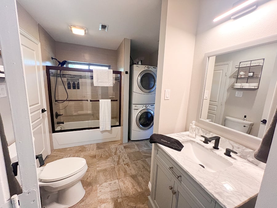 Upstairs Full Bathroom
